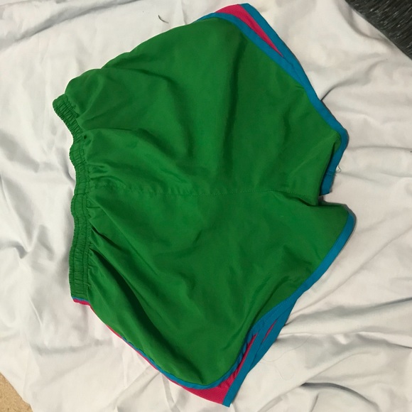 Green Nike shorts - Picture 3 of 3
